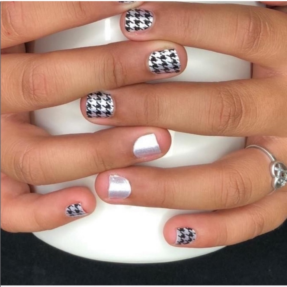 *Retired* Color Street: Highlands Houndstooth | White Black Preppy Shimmer Plaid - Picture 5 of 9